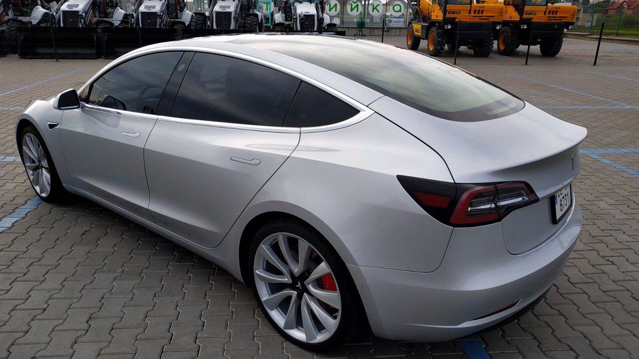 Арендовать седан Tesla Model 3 (6)