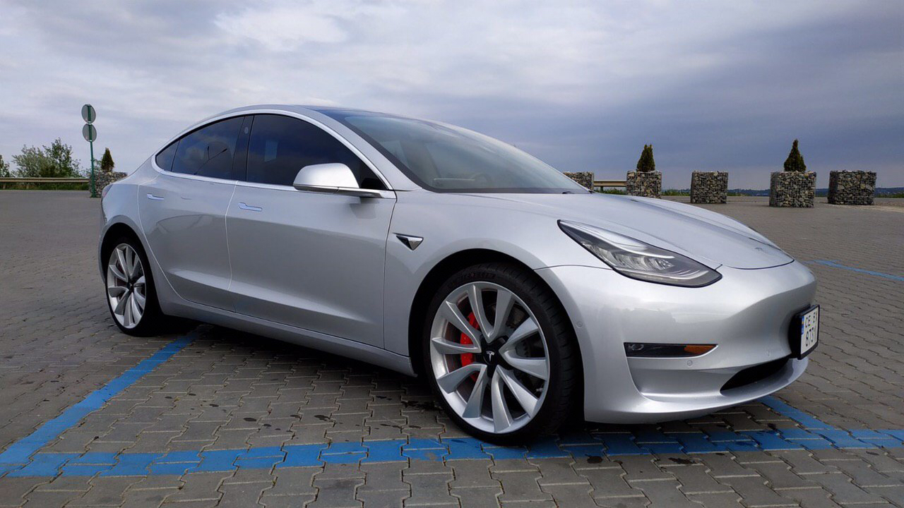 Арендовать седан Tesla Model 3