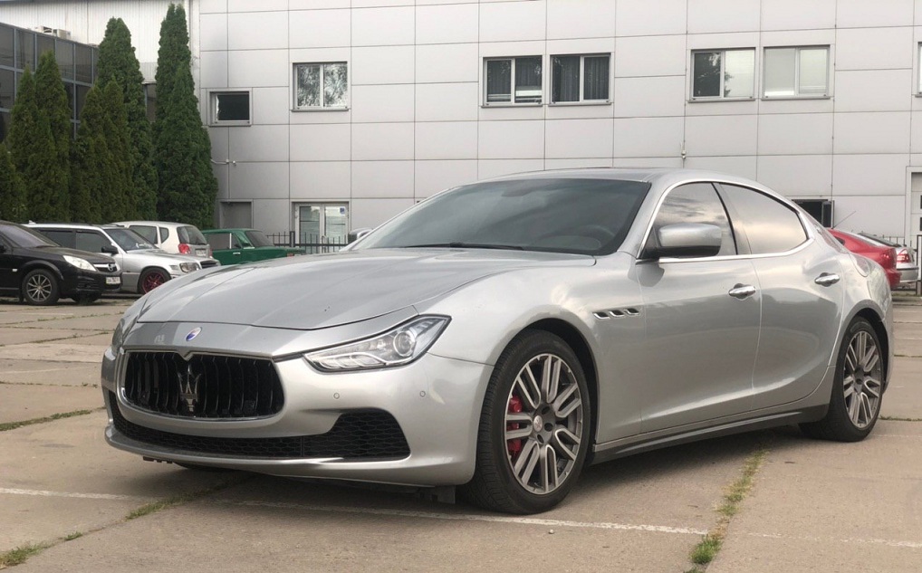 Арендовать седан Maserati Ghibli (1)