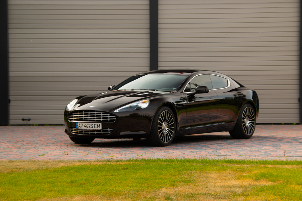 Арендовать седан Aston Martin Rapid