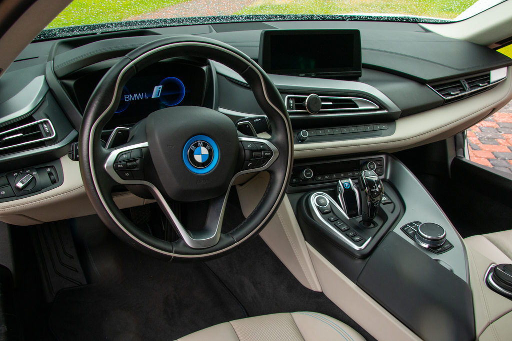 Арендовать спорткар BMW I8 (7)