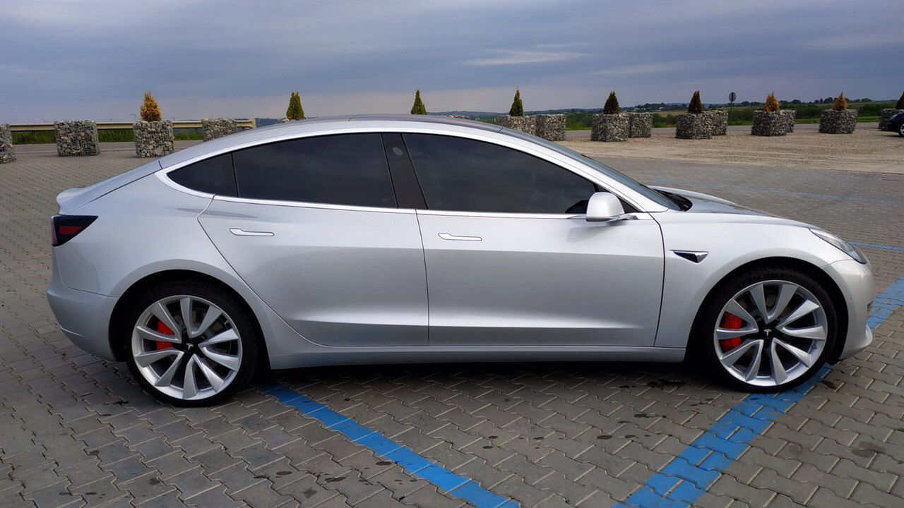 Арендовать седан Tesla Model 3 (2)